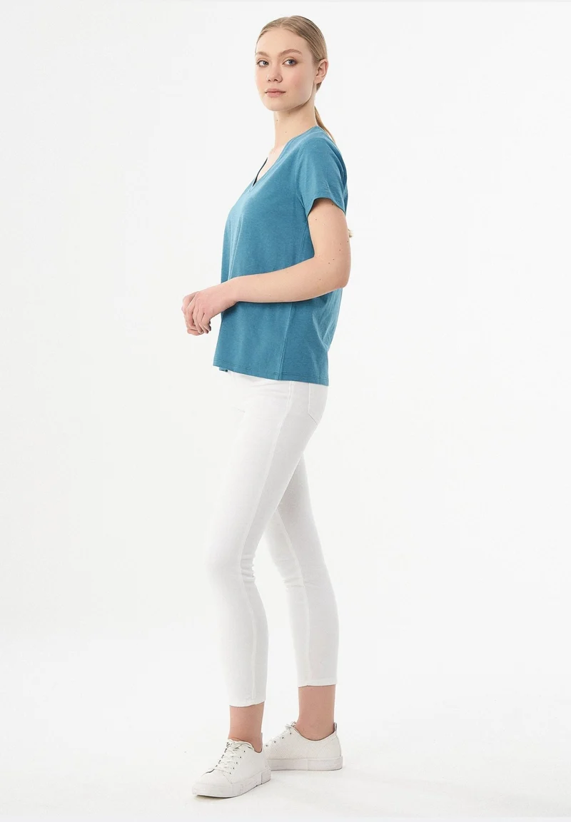 Basic T-Shirt aus Bio-Baumwolle mit V-Ausschnitt