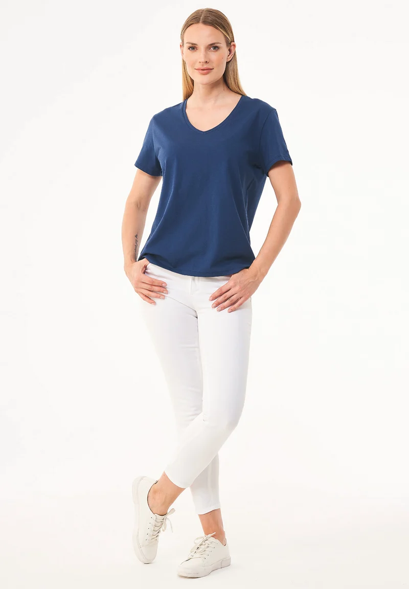 Basic T-Shirt aus Bio-Baumwolle mit V-Ausschnitt