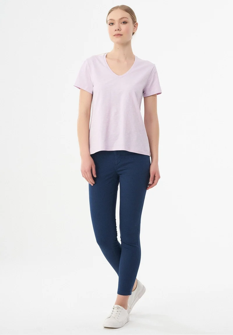 Basic T-Shirt aus Bio-Baumwolle mit V-Ausschnitt