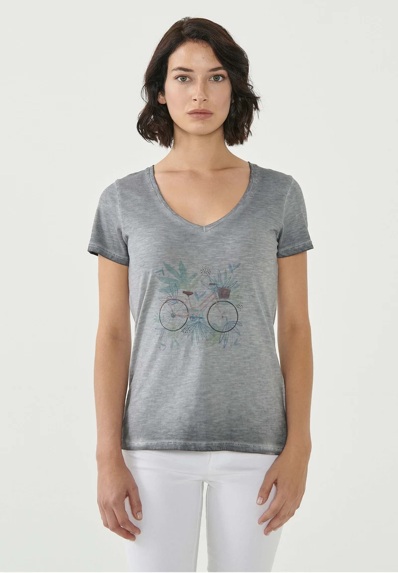Garment Dyed T-Shirt aus Bio-Baumwolle mit Fahrrad-Print