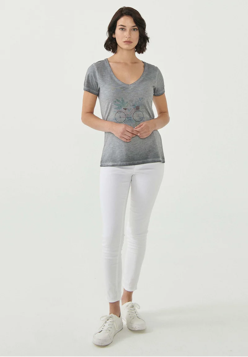 Garment Dyed T-Shirt aus Bio-Baumwolle mit Fahrrad-Print