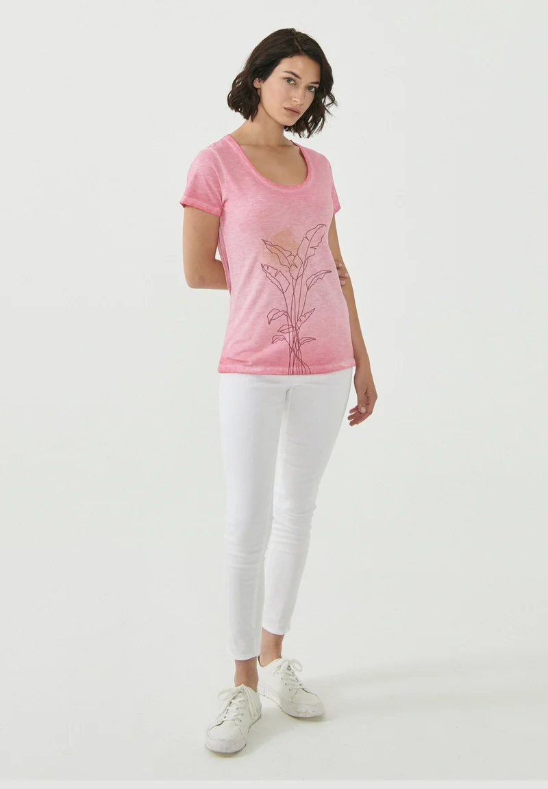 Garment Dyed T-Shirt aus Bio-Baumwolle mit Pflanzen-Print