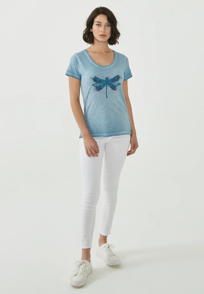 Garment Dyed T-Shirt aus Bio-Baumwolle mit Libellen-Print