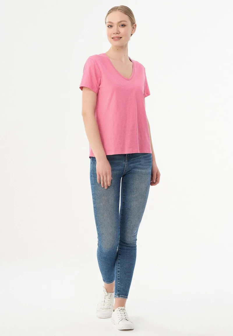 Basic T-Shirt aus Bio-Baumwolle mit V-Ausschnitt