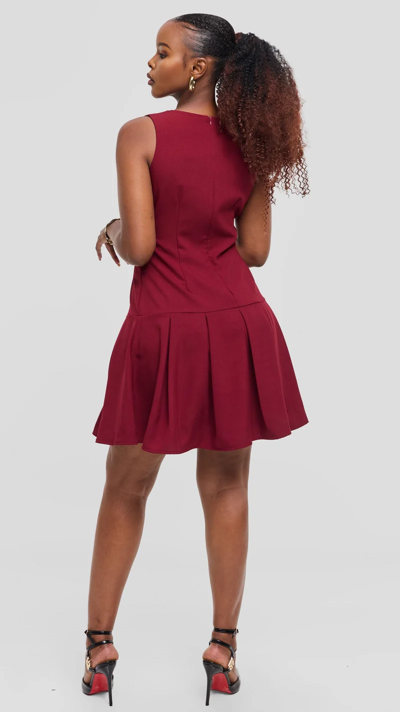 Vivo Niari Pleated Dress in Crepe - Maroon