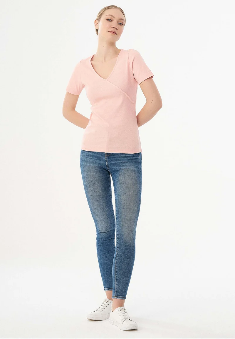 Geripptes T-Shirt aus Bio-Baumwolle mit V-Ausschnitt
