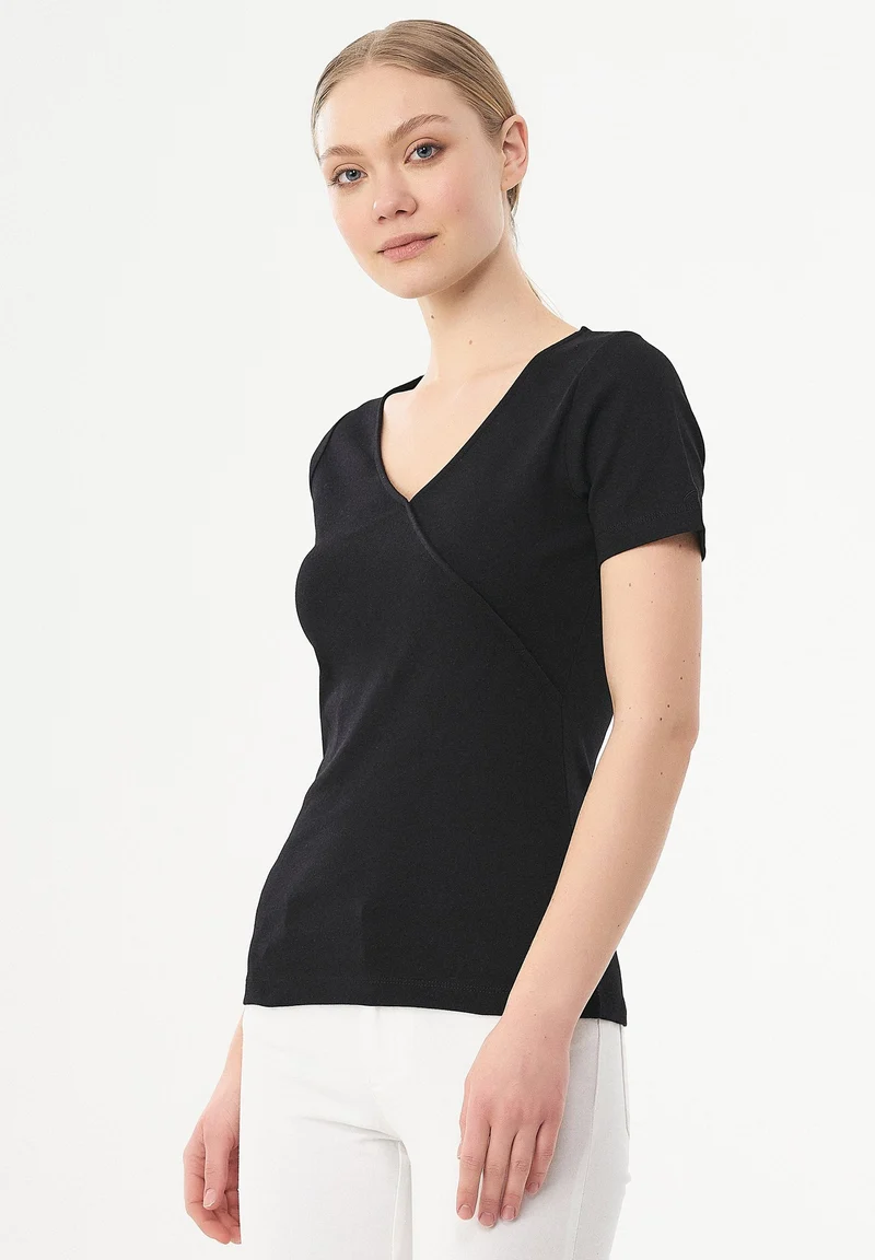 Geripptes T-Shirt aus Bio-Baumwolle mit V-Ausschnitt