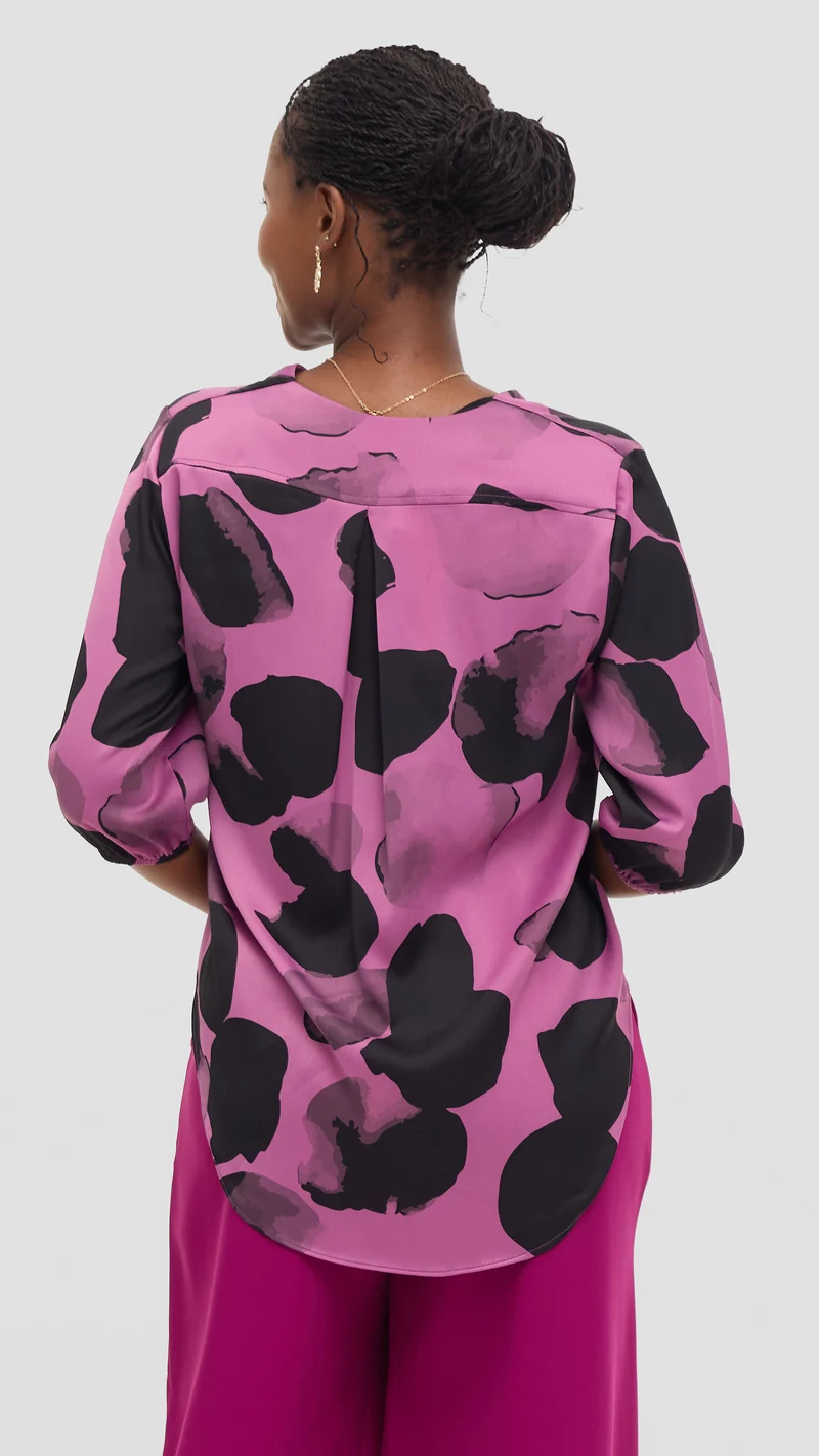 Vivo Dua 3/4 Sleeved V-Neck Shirt in Satin - Lilac / Black Arisi Print