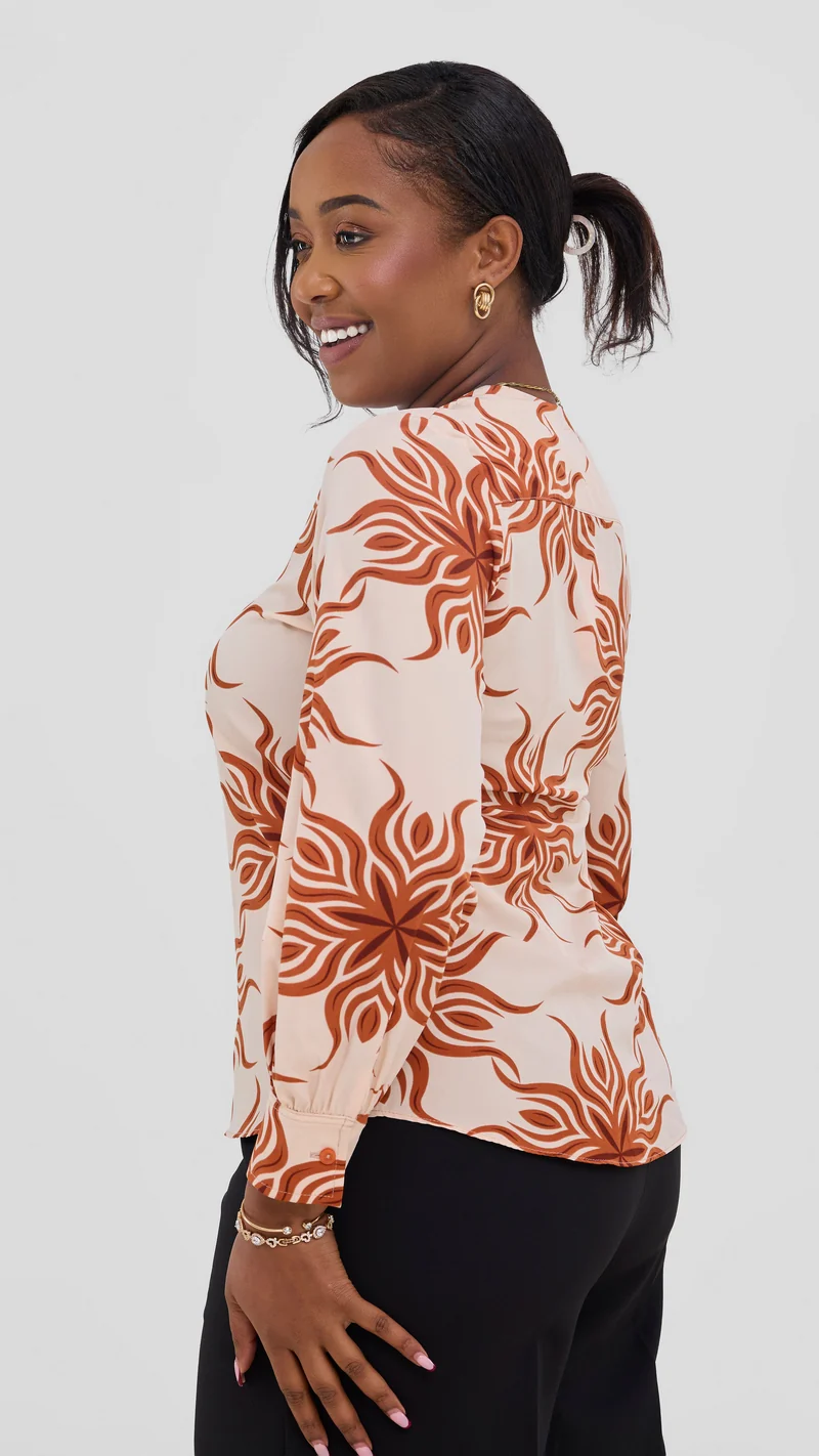 Vivo Ajani V-Neck Top in Crepe - Peach / Tan Print