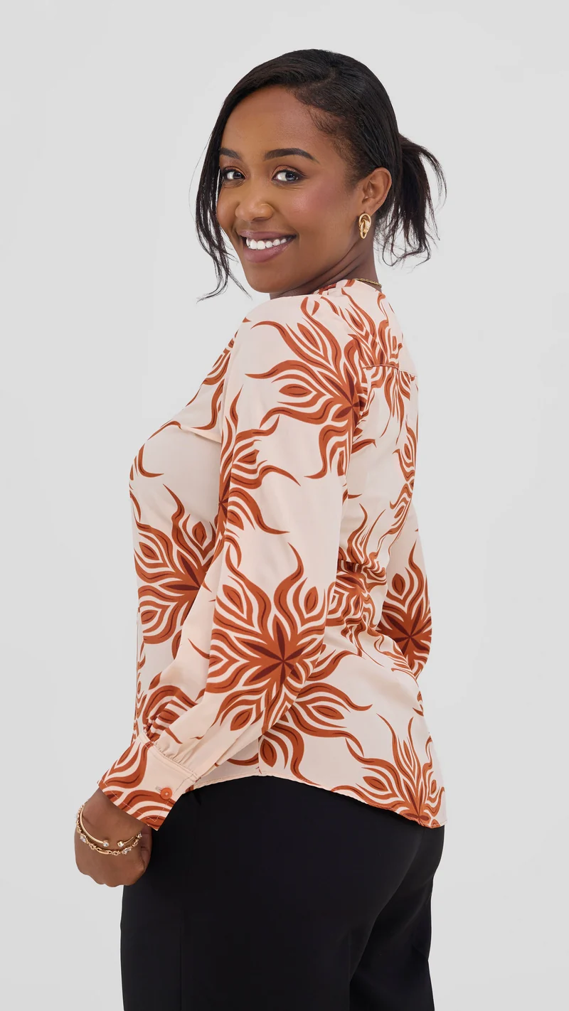Vivo Ajani V-Neck Top in Crepe - Peach / Tan Print