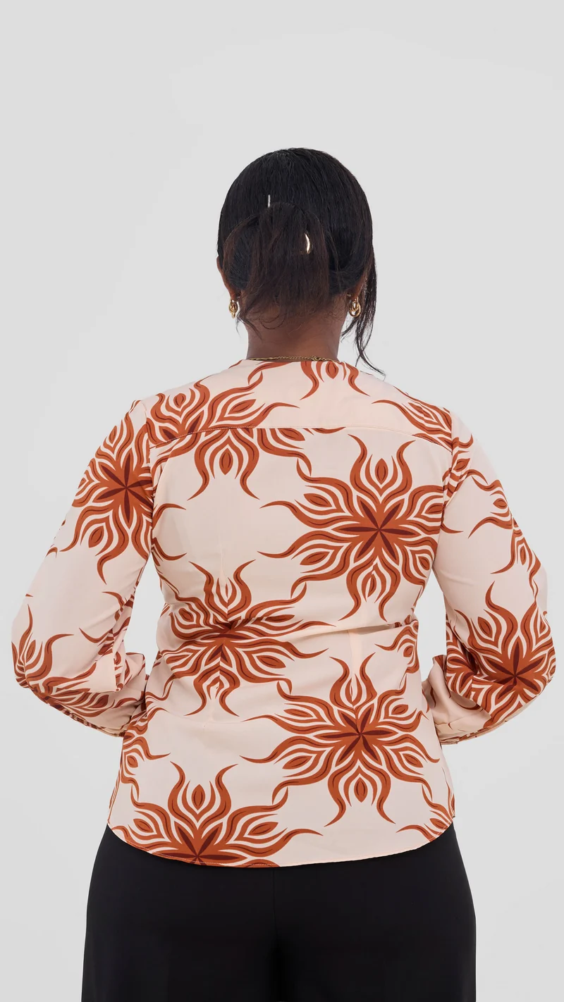 Vivo Ajani V-Neck Top in Crepe - Peach / Tan Print