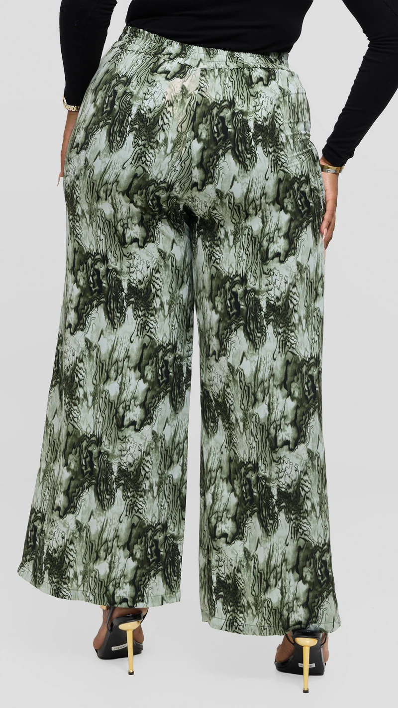 Vivo Maisha Straight Leg Pants in Crepe - Black / Olive Print