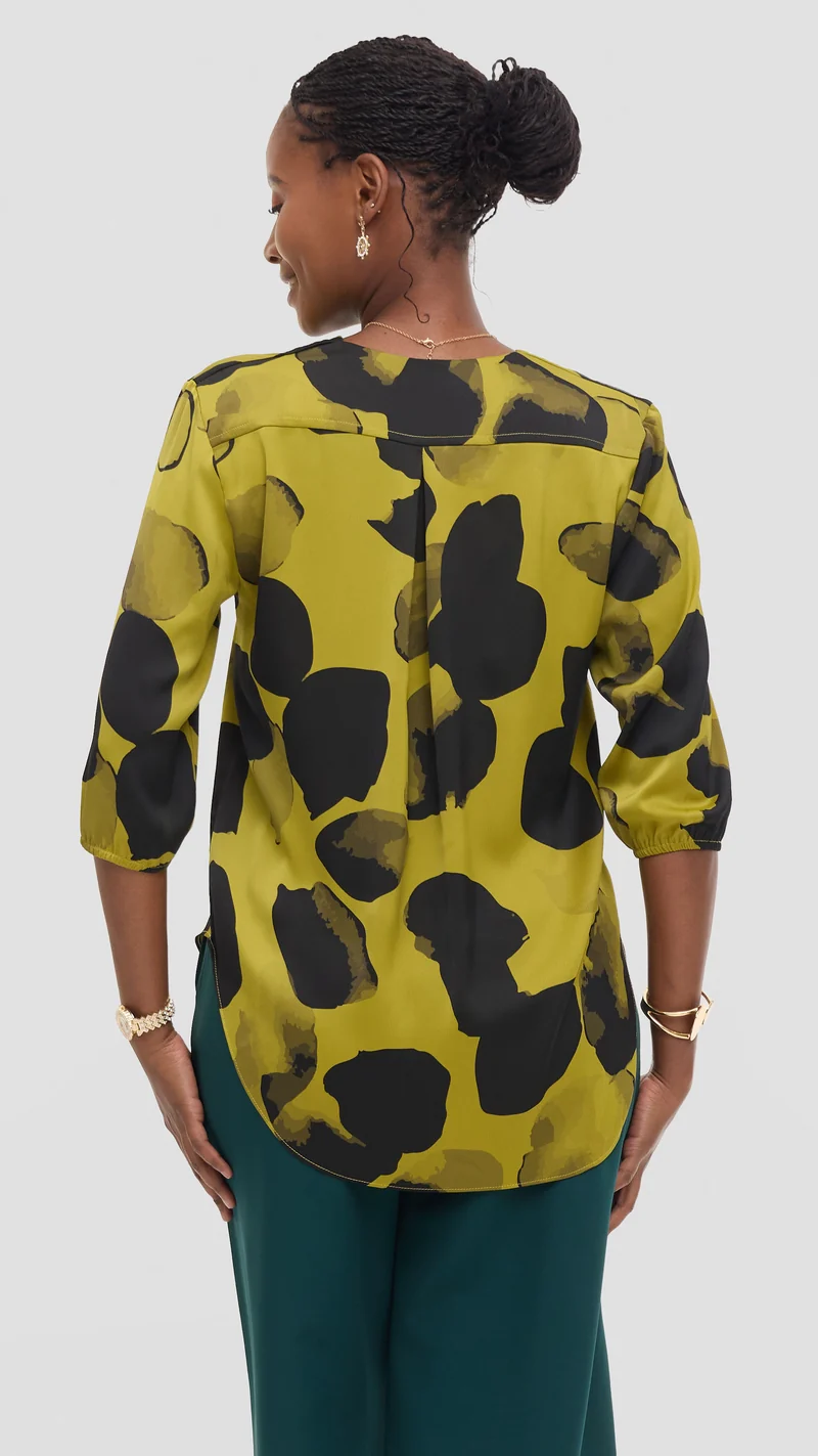 Vivo Dua 3/4 Sleeved V-Neck Shirt in Satin - Olive / Black Arisi Print