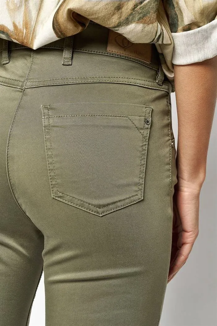Toni be loved, Khaki khaki