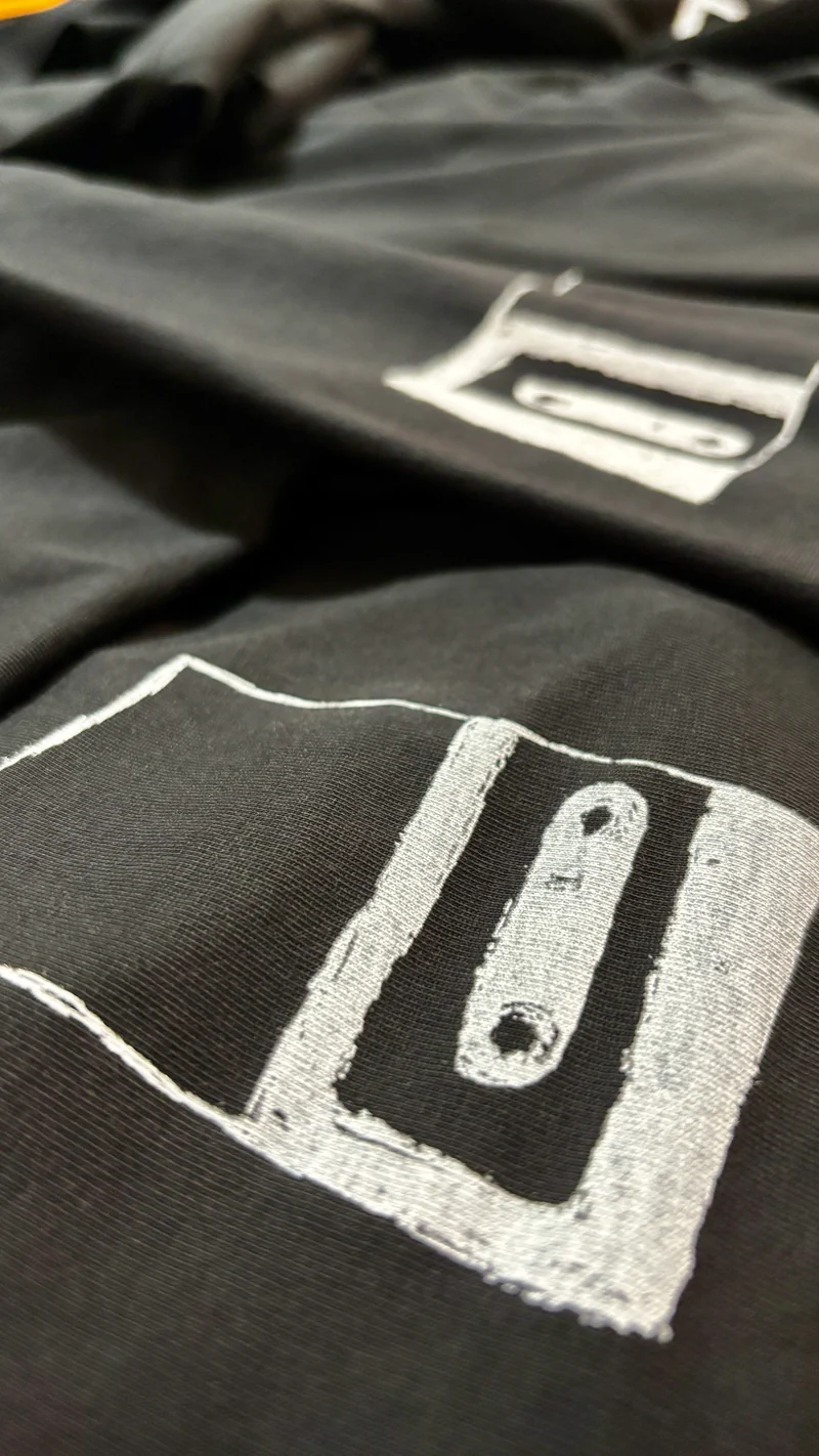 Tape Frame Unisex T-Shirt – handbedruckt