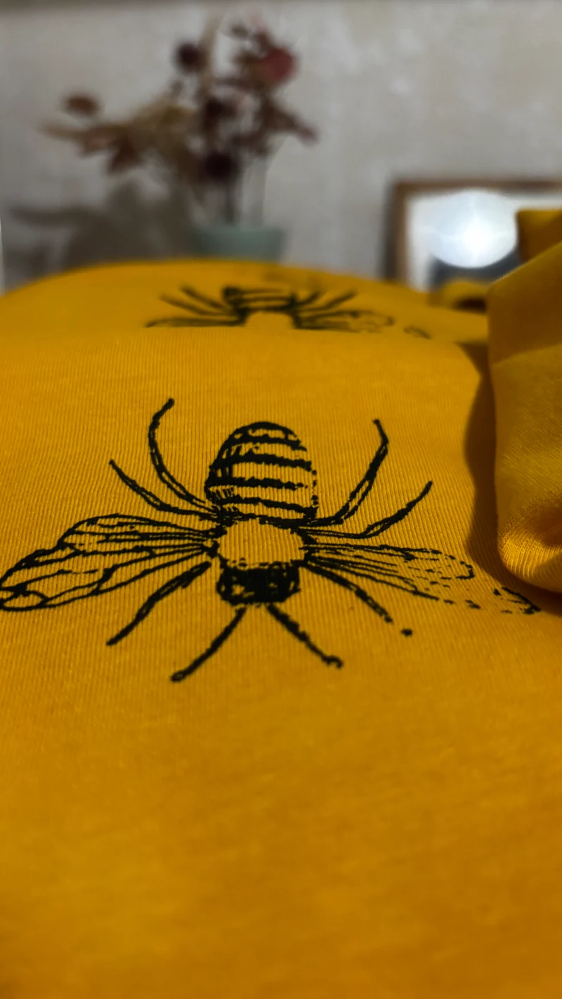 Biene T-Shirt – Bio-Baumwolle, handbedruckt | Burnt Yellow